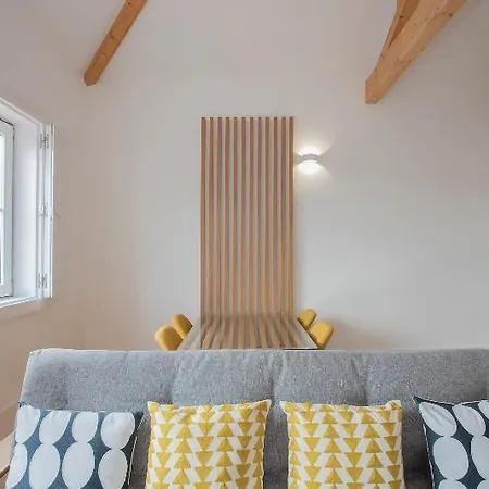 Liiiving In Historic & Sunny Terrace Apartment